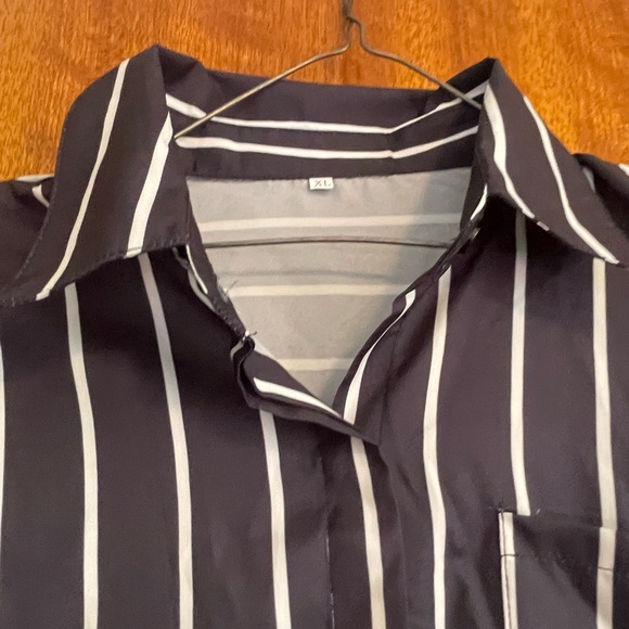 Sleek nice brand new pin stripe blouse - Picture 2 of 4
